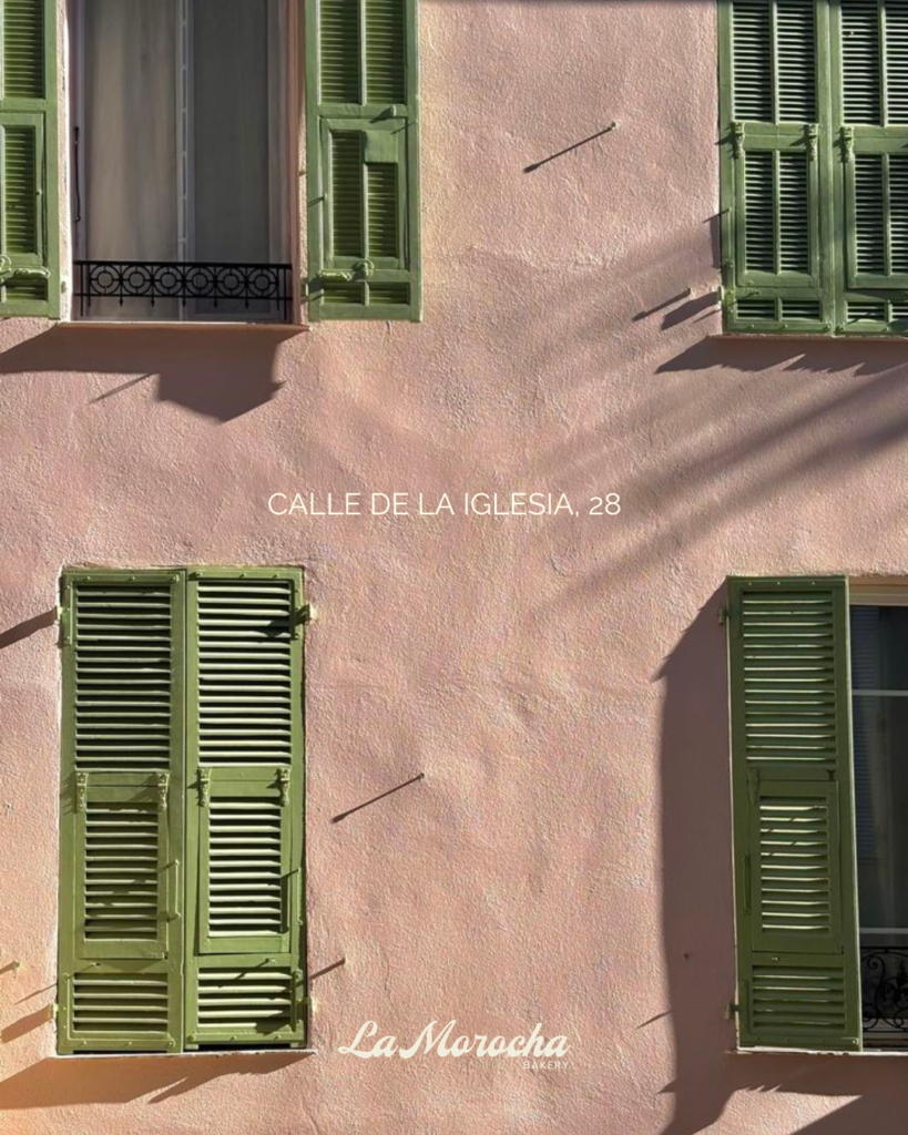 pared rosa con persianas verdes estilo mediterraneo (ibicenco) dirección pastelería Iglesia 28 incluida